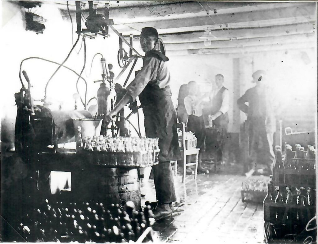 Abfüllung Blick in die Produktion von Johann Peters - Abfüllung des Fehn-Schlucks